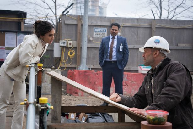 真面目に働くステイサムとその上司役を演じるマイケル・ペーニャと会話するシーン