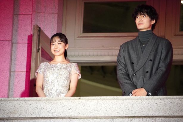 【写真を見る】芦田愛菜、役柄を彷彿させる王女の風格！岡田将生と東京国立博物館のバルコニーに登場