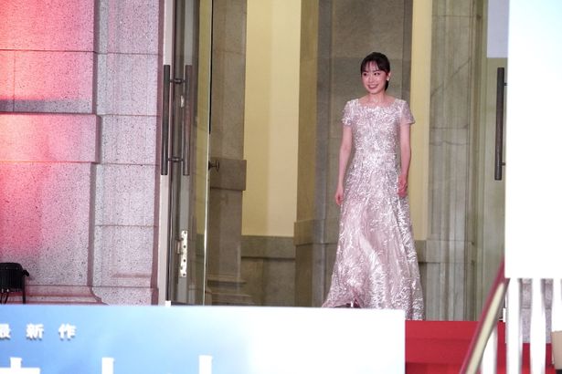 キラキラと輝くドレスでレッドカーペットに現れた芦田愛菜