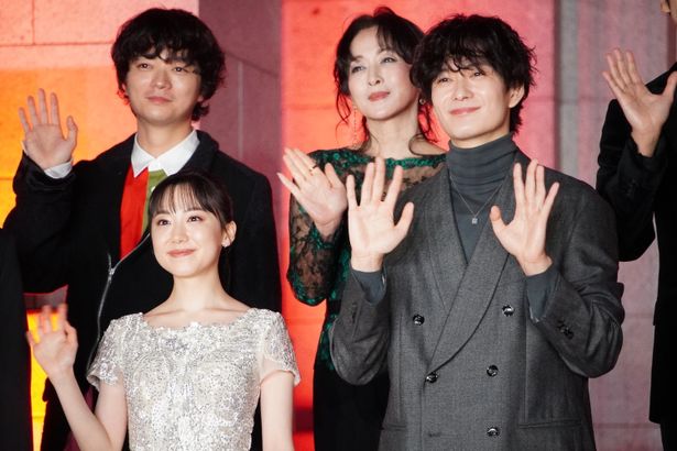 豪華メンバーが笑顔で手を振った