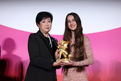 東京グランプリ/東京都知事賞受賞作『パレスチナ36』でトロフィーを手にした女優のワーディ・エイラブーニと小池百合子東京都知事