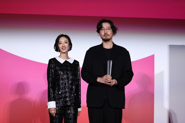 最優秀男優賞受賞を受賞した『春の木』のワン・チュアンジュンと審査員のグイ・ルンメイ