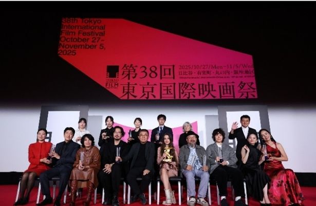 受賞者たちが喜びを分かち合った