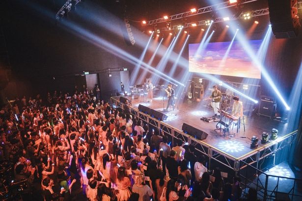 カイが「LOVE SONG」を歌い上げる姿をソウタは客席後方でじっと見守る