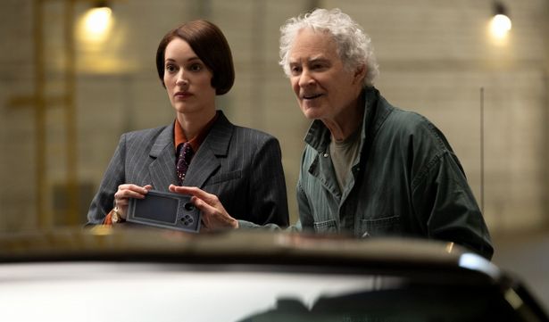 レンタカー屋の風変わりなレジ係(フィービー・ウォーラー=ブリッジ)と、メカニック(ケヴィン・クライン)