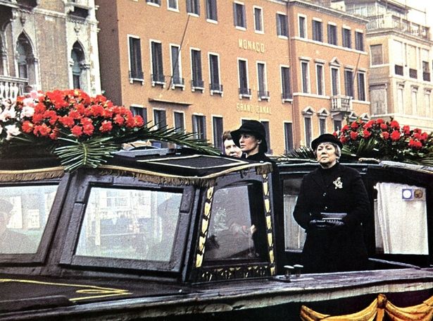 盲目、霊媒師、姉妹という要素はニコラス・ローグ監督『赤い影』の影響を感じさせる