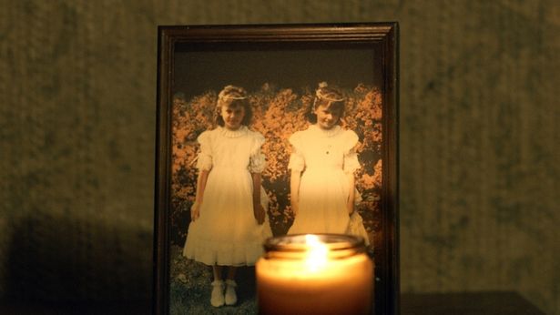 双子パワーで姉の死の謎へと迫っていく(『視える』)