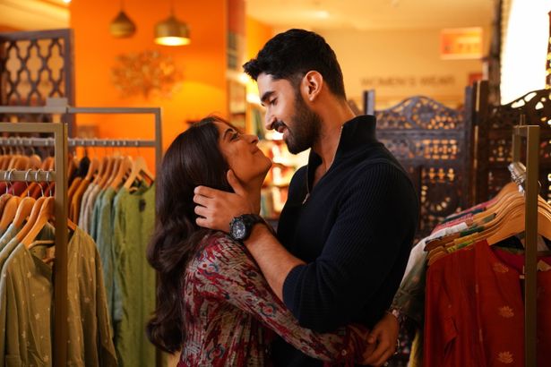 映画序盤ではラブストーリーも並行して展開