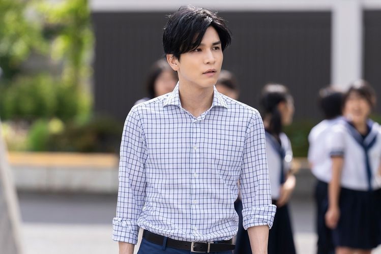 スーツや私服など様々な岩田剛典の姿が！『金髪』 “金髪デモ”渦中の場面写真公開