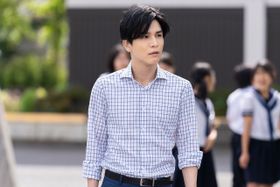 “イタい大人”から“マトモな⼤⼈”へと成⻑していく中学校教師、市川を演じる岩田剛典