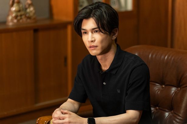 【写真を見る】校長室で神妙な面持ちをする中学教師、市川役の岩田剛典