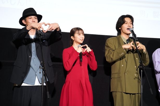 【写真を見る】佐野晶哉(Aぇ! group)、上白石萌歌、柿澤勇人が劇中歌のオリジナルダンスを観客にレクチャー！