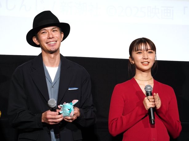 ペチカとシンクロした衣装！と報告した上白石とシエロのぬいぐるみを手に笑顔の柿澤