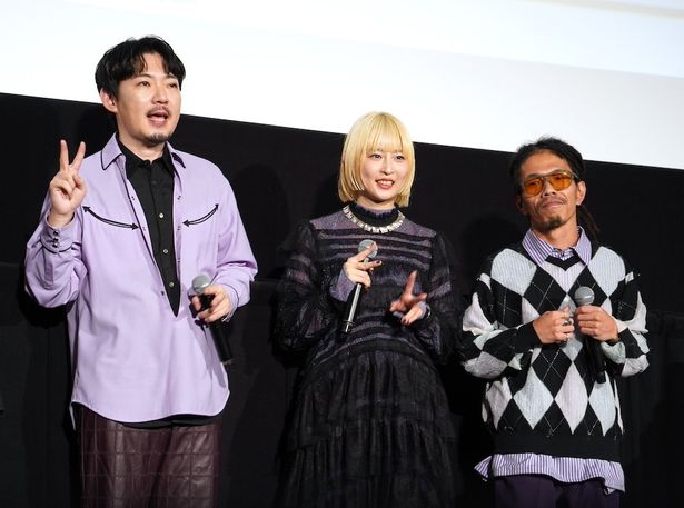 笑顔でオリジナルダンスを踊り、佐野の生歌も堪能していた