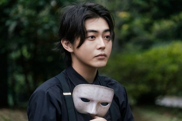 真衣と禁断の恋に落ちる中学時代の同級生、間山敬