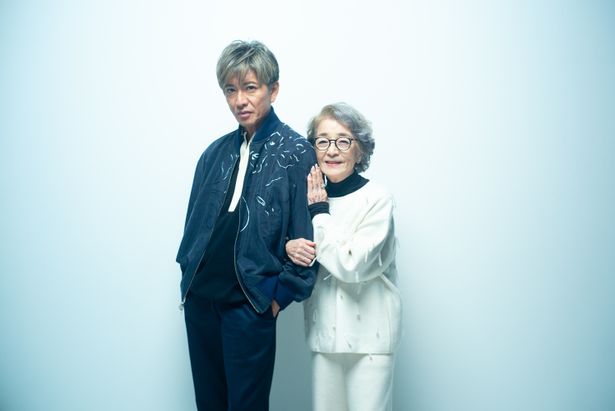 【写真を見る】特別な関係性を築いた、倍賞千恵子と木村拓哉。腕を組んで息ぴったり！