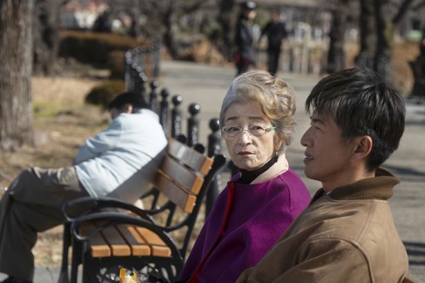 仕事や家のことで悩みながらも、家族のために働く浩二。すみれは彼を叱咤激励する