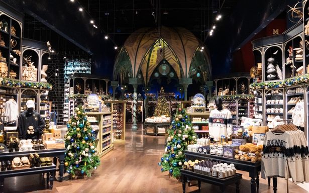 期間限定開催中の「ホグワーツ・イン・ザ・スノー」から、この冬イチオシのグッズをチェック！