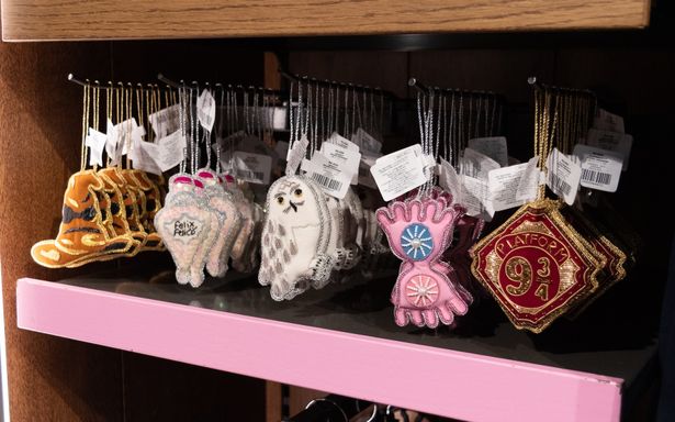 ヘドウィグや組分け帽子など、劇中のアイテムも愛らしいオーナメントに