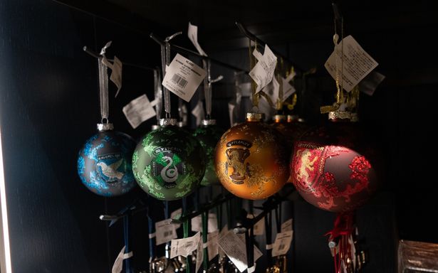 各寮のエンブレムがデザインされたグリッターオーナメントは高級感ただよう