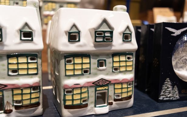 中にキャンドルを入れて灯すと、窓や扉の隙間から光が