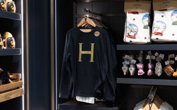 セーターと同じイニシャルデザインのパジャマセットも！