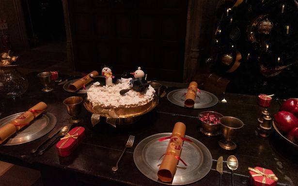 ケーキの上には可愛らしい雪だるまたちが！