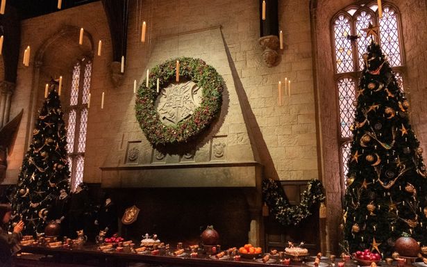 暖炉の上の巨大なリースが存在感を放っている