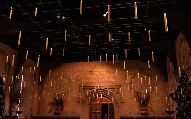 両サイドのキャンドルは上下に動き、浮遊感が演出