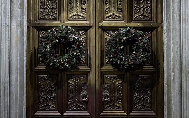 クリスマスリースがあしらわれた大広間の扉