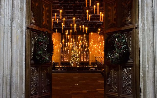 【写真を見る】大広間の扉を抜けると、魔法に満ちた幻想的な光景が…！