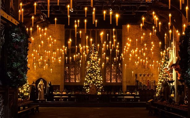 天井をただよう400本のキャンドルが来場者を迎えてくれる