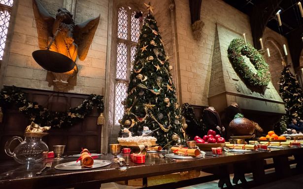 大広間の両サイドには高さ5メートルのツリーが8本も！