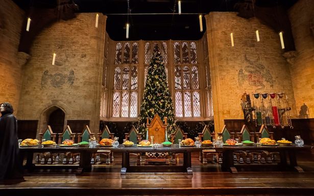 大広間の奥には高さ6メートルの巨大ツリーが