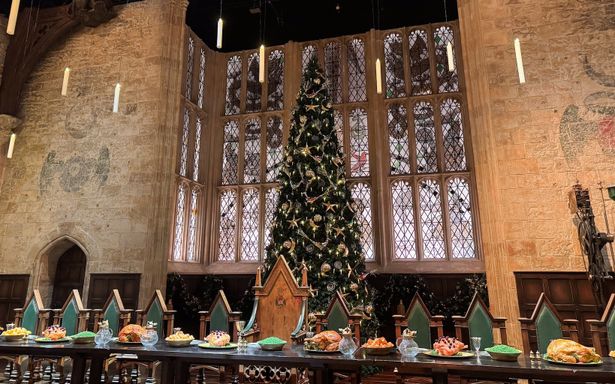 映画の小道具チームが作ったオーナメントが施されている