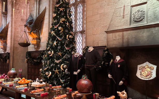 寮ごとに変えられたテーブルの装飾も見逃せないポイント