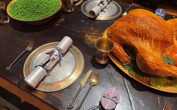 小さなギフトボックスや、クリスマスクラッカーも置かれている