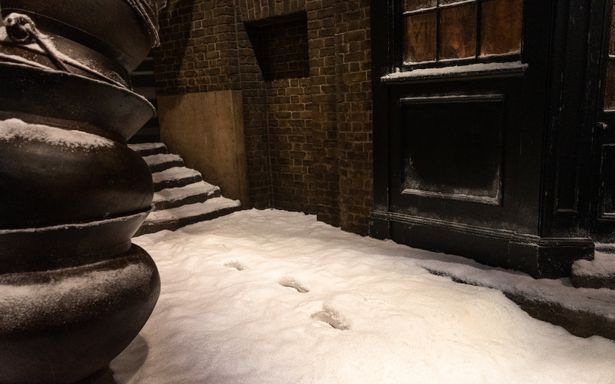 裏路地の雪の上には、足跡ができる特殊効果が！