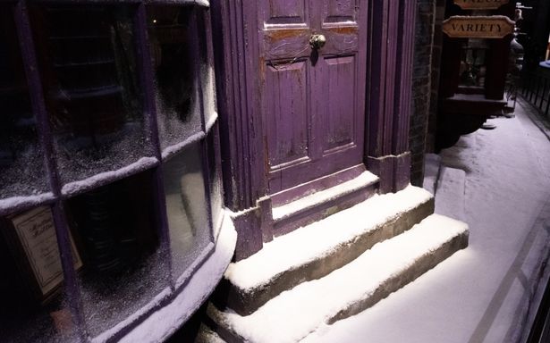 ホグズミードは、ダイアゴン横丁のセットが活用されている