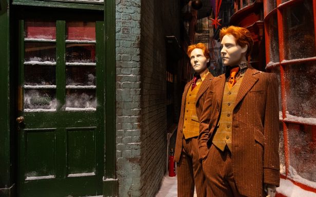 ウィーズリー・ウィザード・ウィーズ横のフレッドとジョージの肩にも雪が