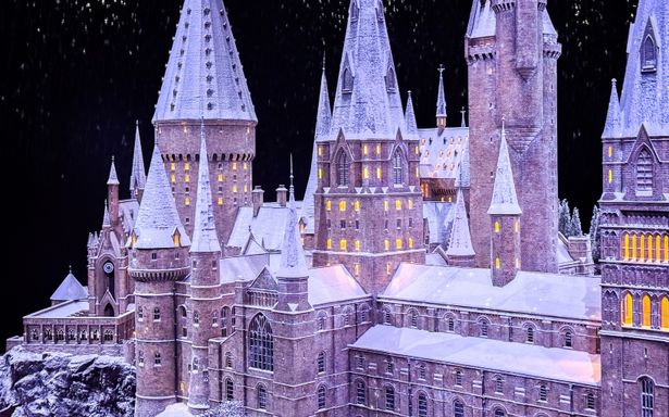 同じ場所でも昼と夜でまったく違う顔を見せるホグワーツ城