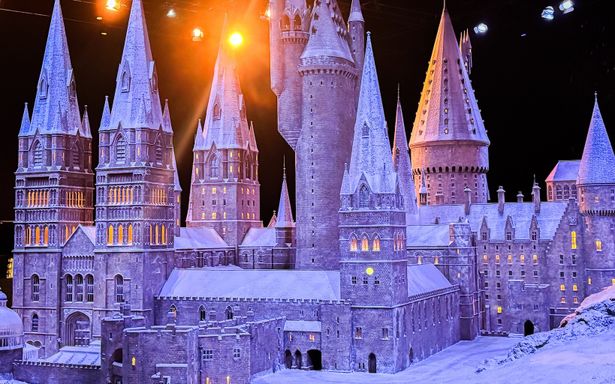 映画の撮影では、模型の映像にデジタル処理が施されていた