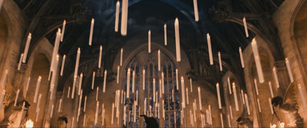 大広間に浮かぶキャンドルは、撮影当初は本物のロウソクが使われていた(『ハリー・ポッターと賢者の石』)