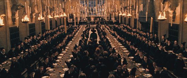 『ハリー・ポッターと賢者の石』で、初めてハリーが大広間に足を踏み入れたシーン(『ハリー・ポッターと賢者の石』)