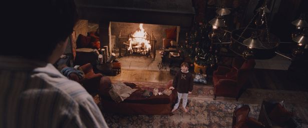 この時にもらった「透明マント」は、その後のシリーズで重要なアイテムに(『ハリー・ポッターと賢者の石』)