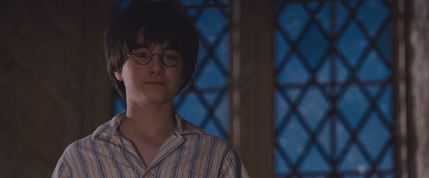 クリスマスの朝、人生で初めてクリスマスプレゼントをもらうハリー(『ハリー・ポッターと賢者の石』)