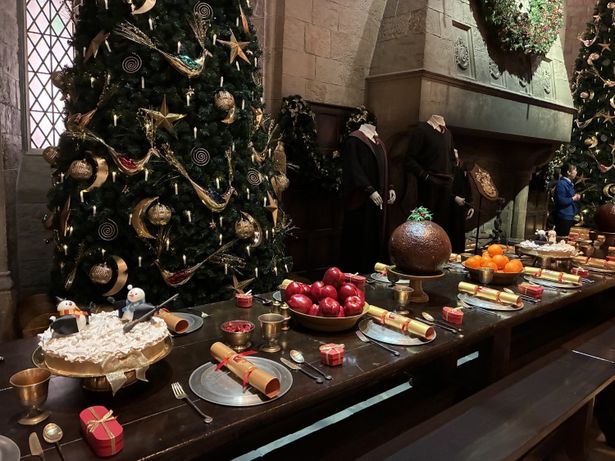 思わずよだれが…！長机いっぱいにごちそうがズラリ