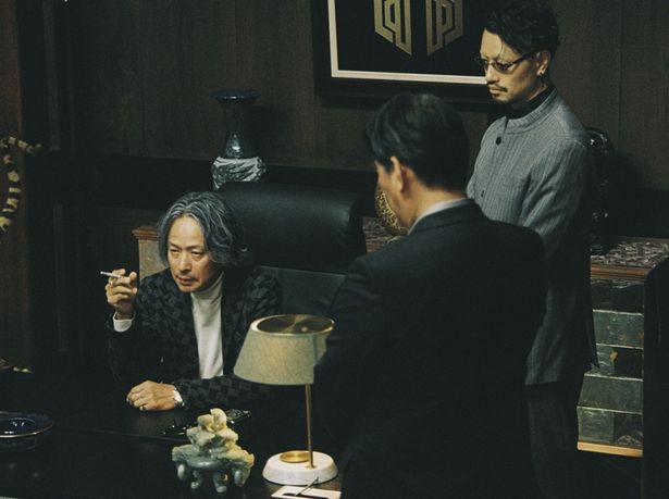 三浦が金を盗んだことを恨み、部下に彼を捜させる現組長の石崎(椎名桔平)