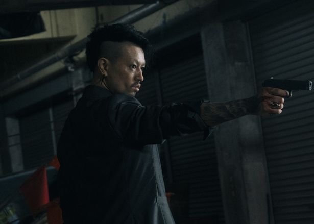 石崎のもとで三浦を追う八代(斎藤工)