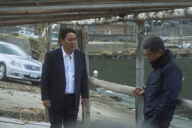 三浦を慕い、危機を知らせる大塚(ピエール瀧)